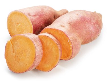 Beyaz arka planda izole edilmiş tatlı patates parçaları ile olgun tatlı patates yumrusu. Projeleriniz için harika sebze arka planı.