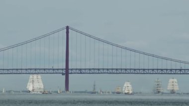25 Nisan 'da Lizbon' da köprünün yanındaki yelkenli yarışında. 3 Eylül 2023