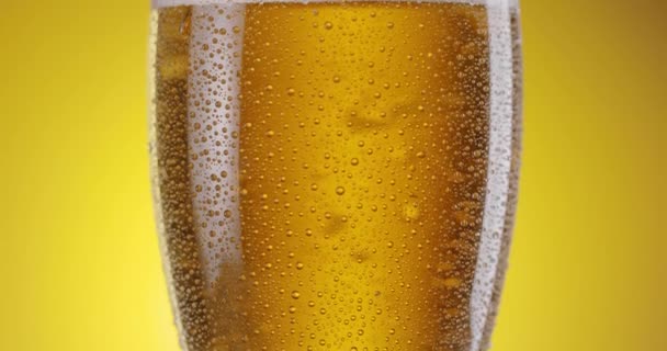 Cámara Eleva Lentamente Largo Vaso Cerveza Con Cerveza Ligera Hay — Vídeos de Stock