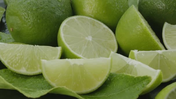Les Fruits Verts Mûrs Avec Des Tranches Des Feuilles Citron — Video