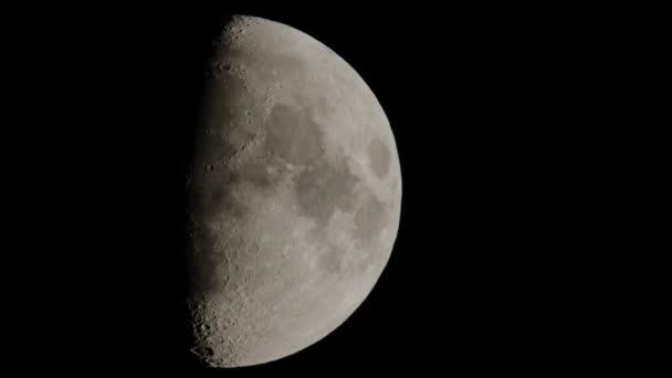 不完整的月亮缓慢地穿过夜空 — 图库视频影像