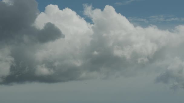 Ett Flygplan Molnig Himmel Fjärran Flyger Genom Molnen Vacker Neutral — Stockvideo