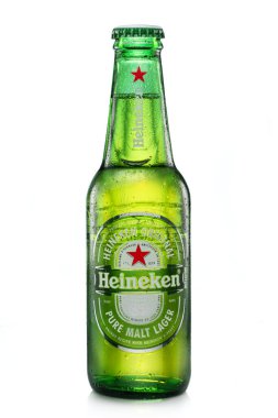 Portekiz, Lizbon, 9 Aralık 2023: Bir şişe Heineken birası 0.33l ve beyaz arka planda izole edilmiş damlalar. Heineken, dünyanın en popüler bira markalarından biridir..
