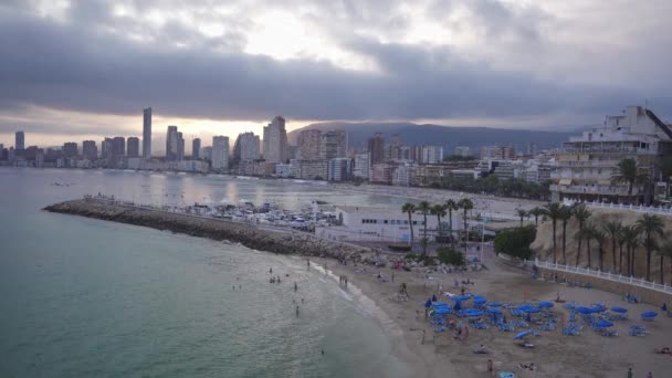Pláž Španělského Města Benidorm Při Západu Slunce Letního Večera — Stock video