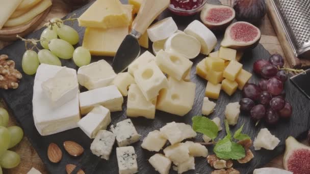 Meyveli Naneli Fındıklı Peynirli Dilimlenmiş Peynirlerin Çeşitliliği Çerçevede Yavaşça Döner — Stok video