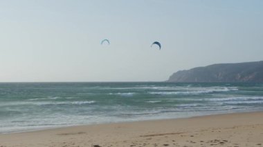 Kiteboard - Atlantik Okyanusu kıyısında sörf sörfü, Guincho plajı, Portekiz. Spor ve eğlence konsepti, sağlıklı yaşam tarzı..