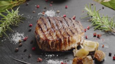 Kızarmış sarımsak ve buharla servis edilen gri bir taşta ızgara pirzola bifteği. Projeleriniz için harika yemek arkaplanı..