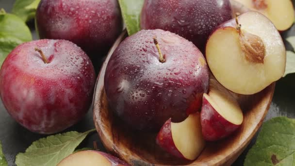 Rijpe Pruimen Fruit Met Pruimenschijfjes Langzaam Bewegen Houten Kom Een — Stockvideo