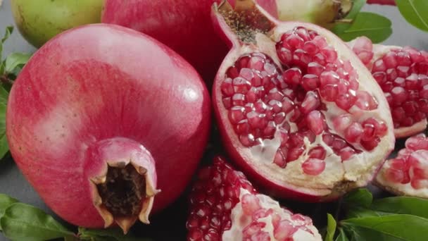 Rijpe Granaatappel Vruchten Met Plakjes Granaatappelboom Bladeren Langzaam Bewegen Het — Stockvideo