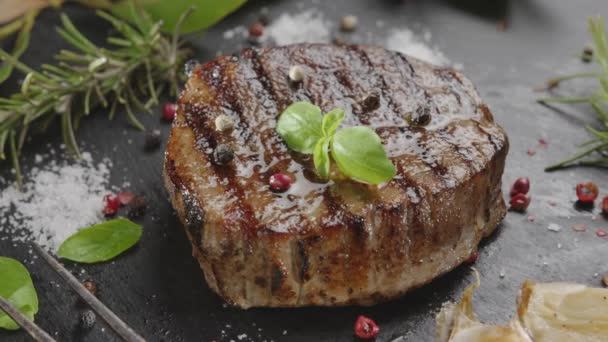 Vařený Grilovaný Ribeye Steak Šedém Servírovacím Kameni Smaženým Česnekem Párou — Stock video