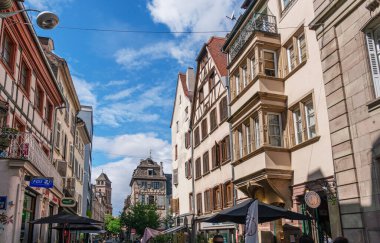 Strasbourg 'daki eski şehrin caddesi, La Petite France, Strasbourg.