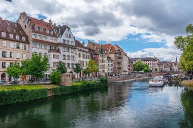 Le Petite France, eski Strasbourg 'un en pitoresk bölgesi. Hasta kanalların sularında yansıyan evler..