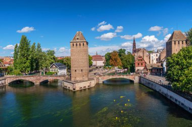 Strasbourg 'daki Ponts Couverts panoramik manzarası mavi bulutlu gökyüzü. Fransa. 