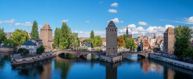 Strasbourg 'daki Ponts Couverts panoramik manzarası mavi bulutlu gökyüzü. Fransa. 
