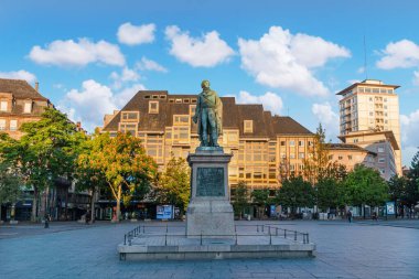 Fransa 'nın Strazburg meydanındaki Jean Baptiste Klber Place Kleber heykeli..