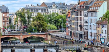 Le Petite France, eski Strasbourg 'un en pitoresk bölgesi. Hasta kanalların sularında yansıyan evler..