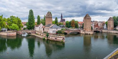 Strasbourg 'daki Ponts Couverts panoramik manzarası mavi bulutlu gökyüzü. Fransa. 