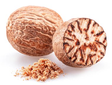 Nutmeg ve zemin hindistan cevizi yığını beyaz arkaplanda izole edildi. 