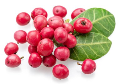 Beyaz arka planda yeşil yapraklı taze pembe biberler..