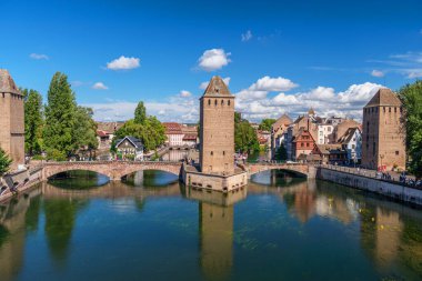 Strasbourg 'daki Ponts Couverts panoramik manzarası mavi bulutlu gökyüzü. Fransa. 