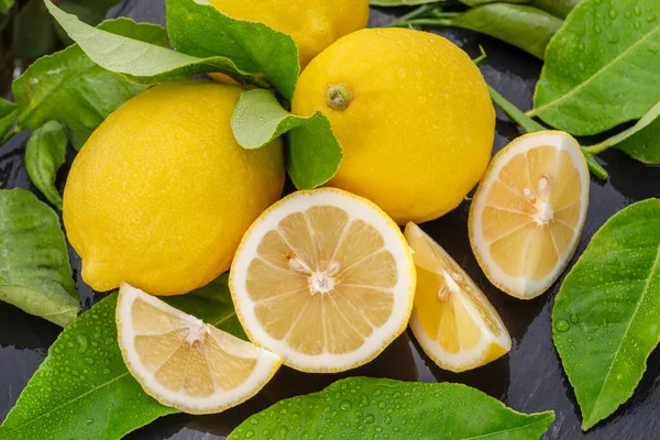 Maturi Frutta Limone Con Fette Foglie Limone Tavolo Pietra Grigio — Foto Stock