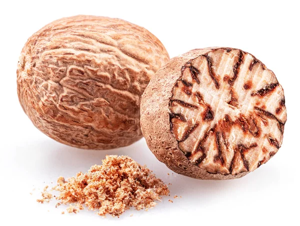 Nutmeg ve zemin hindistan cevizi yığını beyaz arkaplanda izole edildi. 