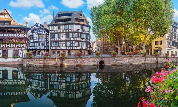 法国小城 斯特拉斯堡最风景如画的地区 反映在病态河道中的房子 — 图库照片