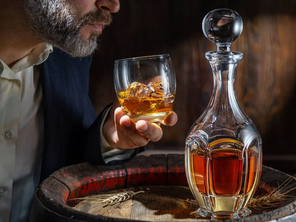Whisky Verkostung Mann Sitzt Vor Einem Fass Mit Dekanter Und — Stockfoto