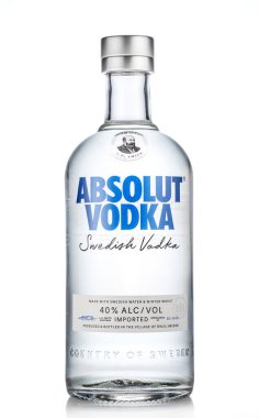 Portekiz, Lizbon, 21 Aralık 2023: Beyaz arka planda izole edilmiş bir şişe İsveç votkası Absolut. Votka Absolut, 1879 'dan beri Güney İsveç' te üretilen dünyanın en popüler votka markalarından biri..
