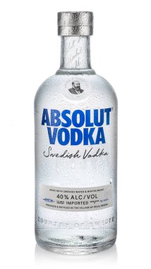 Portekiz, Lizbon, 21 Aralık 2023: Beyaz arka planda izole edilmiş bir şişe İsveç votkası Absolut. Votka Absolut, 1879 'dan beri Güney İsveç' te üretilen dünyanın en popüler votka markalarından biri..