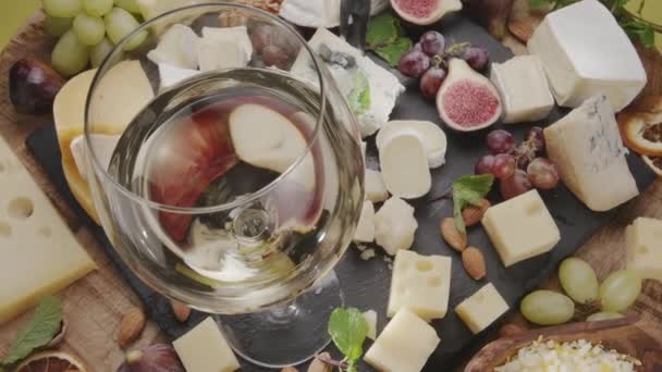 Beyaz Şarap Tatma Çeşitli Aperatifler Çerçevede Yavaşça Dönüyor — Stok video