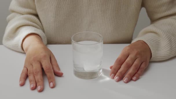 Žena Sedící Před Sklenicí Vody Šumivou Tabletou Čekající Její Úplné — Stock video