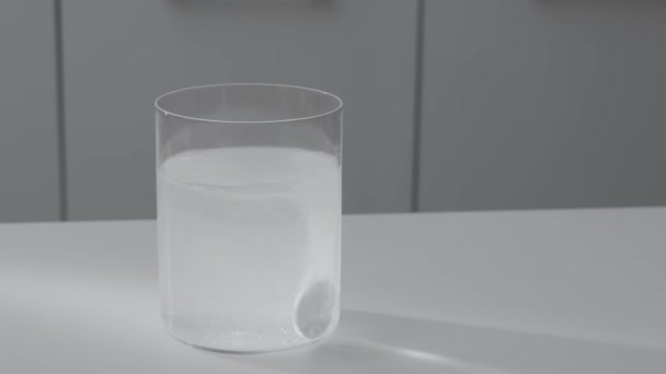 Pil Berdesis Jatuh Dalam Gelas Air Menghasilkan Gelembung Gas Yang — Stok Video