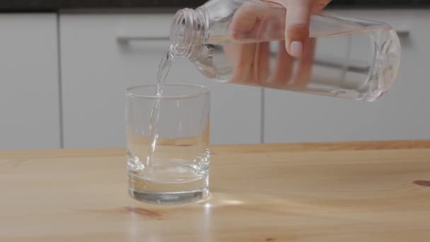 水を水のガラスに注いでいる 安全な飲料水は人間の健康のための基本的な条件です — ストック動画