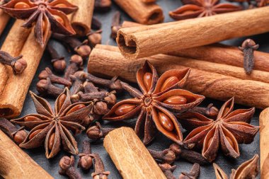 Sıcak şarap yıldızı anason, tarçın, karanfil ve makro için bir sürü baharat. Projeleriniz için harika bir özgeçmiş.