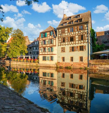 Le Petite France, eski Strasbourg 'un en pitoresk bölgesi. Hasta kanalların sularında yansıması olan yarı keresteli evler..