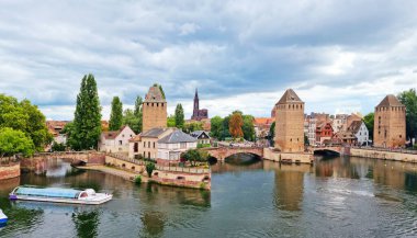 Strasbourg 'daki Ponts Couverts panoramik manzarası mavi bulutlu gökyüzü. Fransa. 