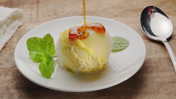 카라멜 시럽은 아이스크림의 노란색 부어집니다 접시에 신선한 있습니다 프로젝트를위한 아이스크림 — 비디오
