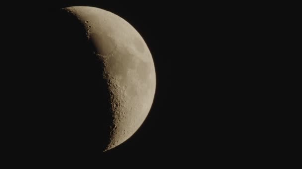 Niekompletny Księżyc Powoli Porusza Się Nocnym Niebie — Wideo stockowe