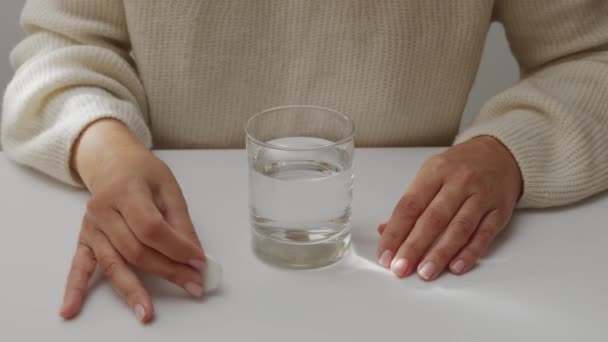 Vrouw Zittend Voor Een Glas Water Met Bruistablet Wachtend Totale — Stockvideo