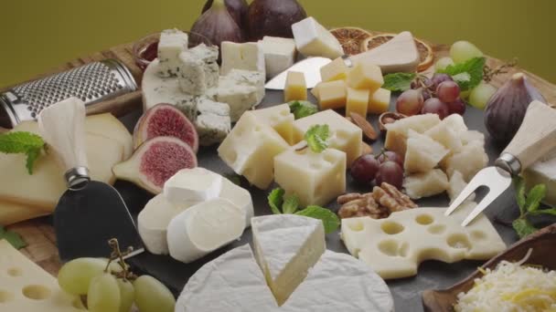 Meyveli Naneli Fındıklı Peynirli Dilimlenmiş Peynirlerin Çeşitliliği Çerçevede Yavaşça Döner — Stok video