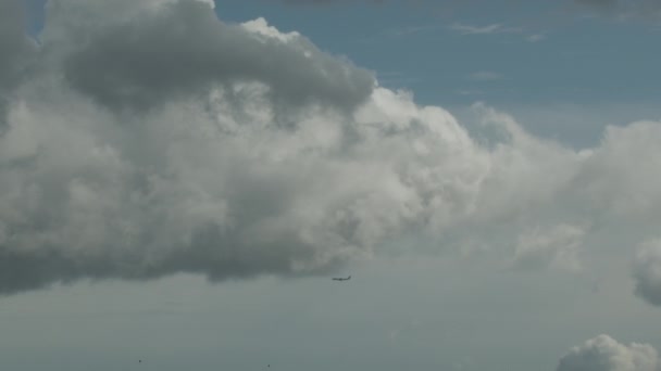 Aeroplano Cielo Nuvoloso Lontananza Vola Attraverso Nuvole Bellissimo Sfondo Neutro — Video Stock