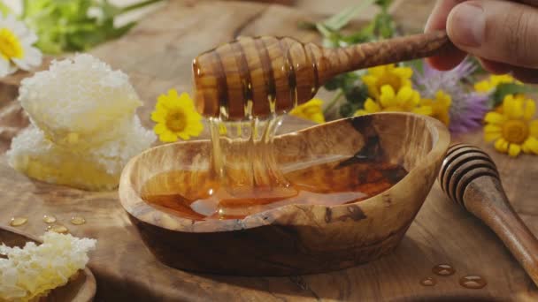 Druppels Honing Vloeien Langzaam Van Een Houten Honingdipper Een Honingkom — Stockvideo