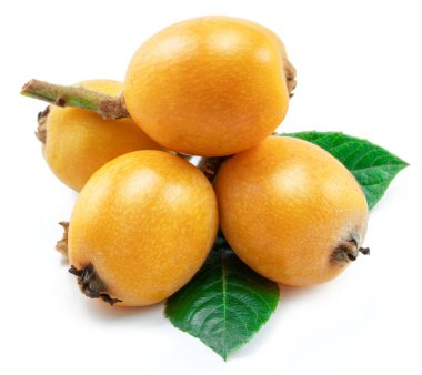 Beyaz arka planda yeşil yapraklı loquats meyveleri.