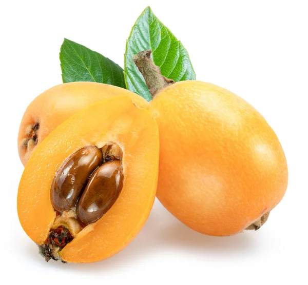 Beyaz arka planda yeşil yapraklı olgun loquats meyveleri.