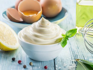 Malzeme ve otlarla ev yapımı mayonez..