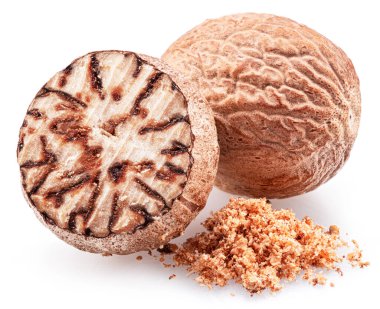 Nutmeg ve zemin hindistan cevizi yığını beyaz arkaplanda izole edildi. 