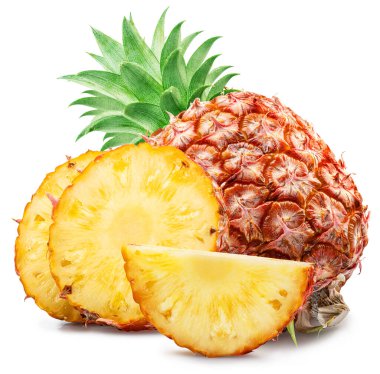 Beyaz arka planda izole edilmiş olgun ananas ve ananas dilimleri. Dosya kırpma yolu içeriyor.