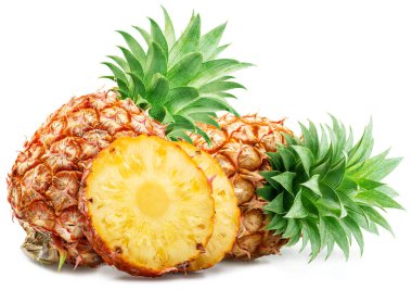 Beyaz arka planda izole edilmiş olgun ananas ve ananas dilimleri. Dosya kırpma yolu içeriyor.