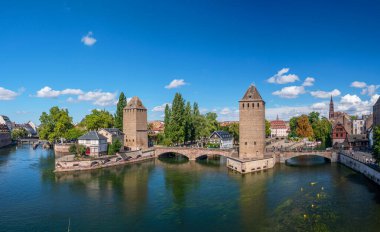 Strasbourg 'daki Ponts Couverts panoramik manzarası mavi bulutlu gökyüzü. Fransa. 
